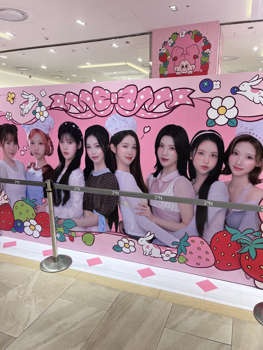 Yunique_o7's tweet photo. 부산 투에이엔 팝업 이쁘다... #하츠투하츠 https://t.co/D6ZLjL7T82