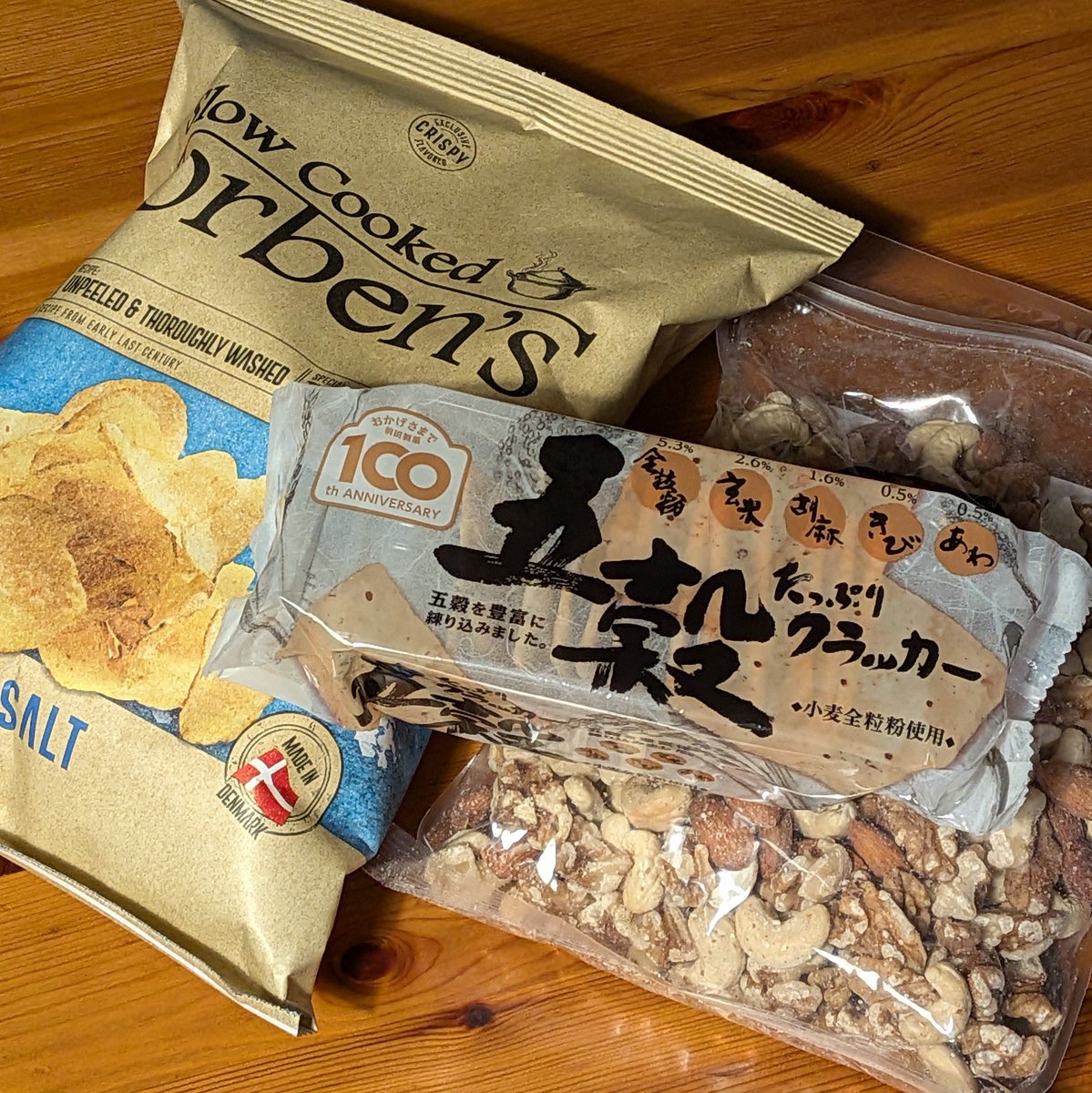 abeyurika's tweet photo. 仕事の帰り、お気に入りの酒屋さんに寄ったら林檎さんが日常報告してた五穀クラッカーあったので買ってみた♪
そしてミックスナッツと、ジャケ買いポテチ♬
#なごこそ　#日常報告 https://t.co/rGfYVEiQie