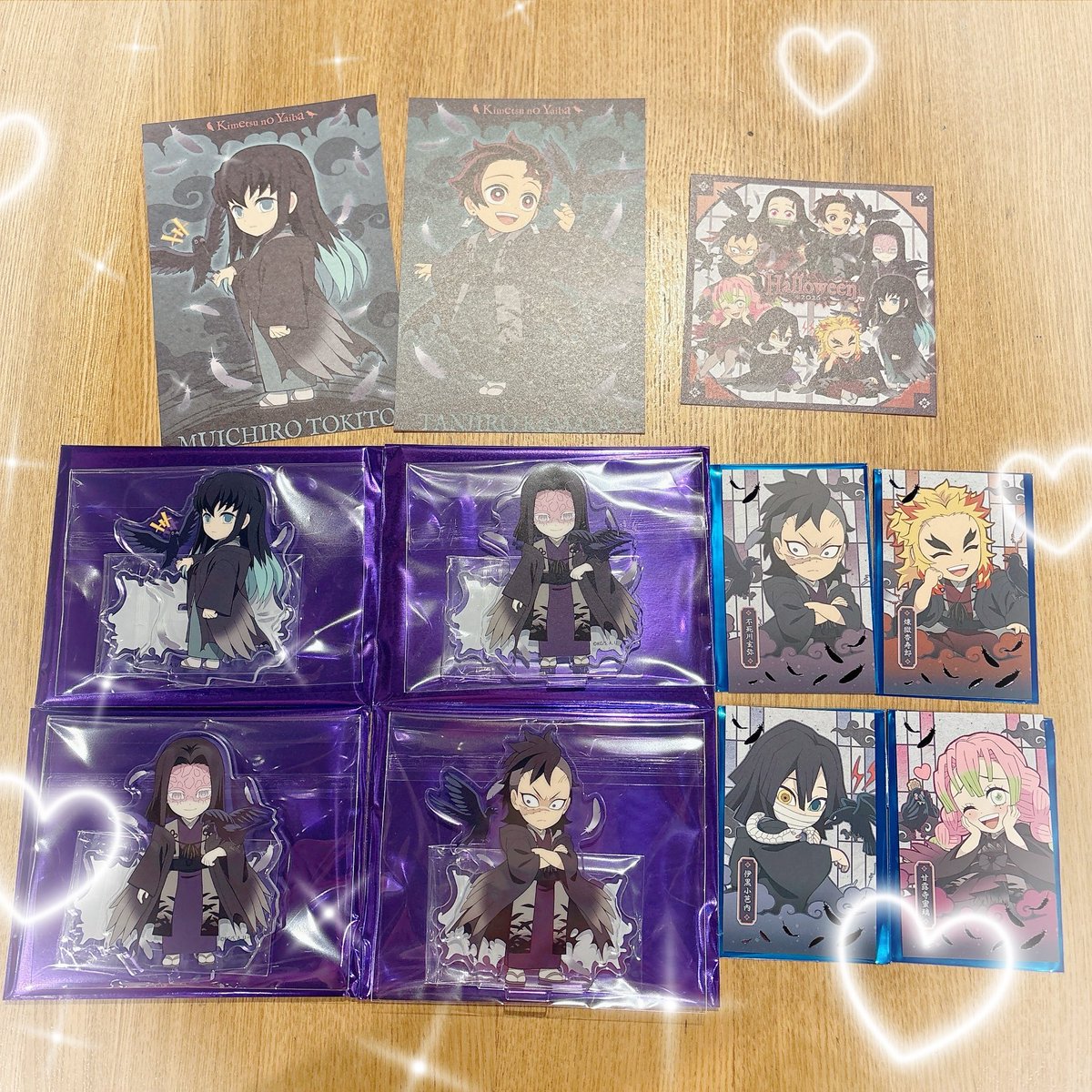 _o4diary's tweet photo. ハロウィンドリンクだけ飲みに🎃
（スープはまた後日にでも🧡🖤）
金欠やし〜でグッズはバイヤーに揉まれながら4個ずつだけ…アクスタ、ポスカは安定に来ず…👉🏻👈🏻💦
やったけどカードはおばみつで来てくれた( ߹ㅁ߹)
愛すぎるね、ようこそ我が家へ〜〜💞 https://t.co/YJd9Cw4rhs