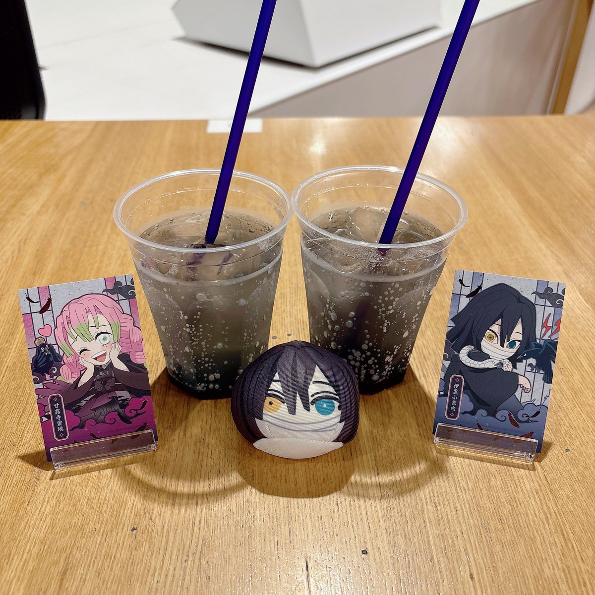 _o4diary's tweet photo. ハロウィンドリンクだけ飲みに🎃
（スープはまた後日にでも🧡🖤）
金欠やし〜でグッズはバイヤーに揉まれながら4個ずつだけ…アクスタ、ポスカは安定に来ず…👉🏻👈🏻💦
やったけどカードはおばみつで来てくれた( ߹ㅁ߹)
愛すぎるね、ようこそ我が家へ〜〜💞 https://t.co/YJd9Cw4rhs