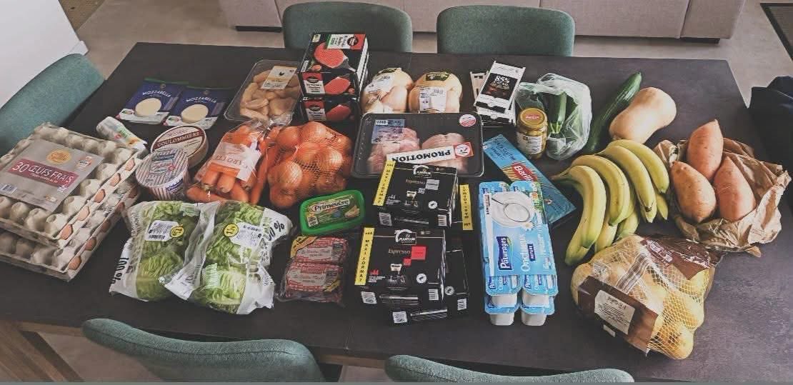 MarieMadelpusj's tweet photo. 150 € de courses. Voilà ce que ça représente aujourd’hui en France. 🛒

Je pose tout sur la table et je regarde… 150 €. Et pourtant, je n’ai pas l’impression d’avoir fait des courses extraordinaires : des œufs, des légumes, des fruits, de la viande, des yaourts, du fromage, quelques produits du quotidien…

Avec l’augmentation des prix de ces dernières années, faire les courses est devenu un vrai budget. Et ce qui me frappe le plus, c’est cette sensation de payer beaucoup plus cher pour un panier qui paraît de plus en plus petit.

On essaie de comparer, de profiter des promotions, de faire attention, d’éviter le gaspillage… mais malgré tout, au moment de passer à la caisse, ça pique. 😅
Et quand on a une famille à nourri ( 🐶)150 € peuvent partir tellement vite.

Alors je suis curieuse : chez vous, combien dépensez-vous environ pour une semaine de courses actuellement ? 🛒💶 (via Un Jour à la Fois)