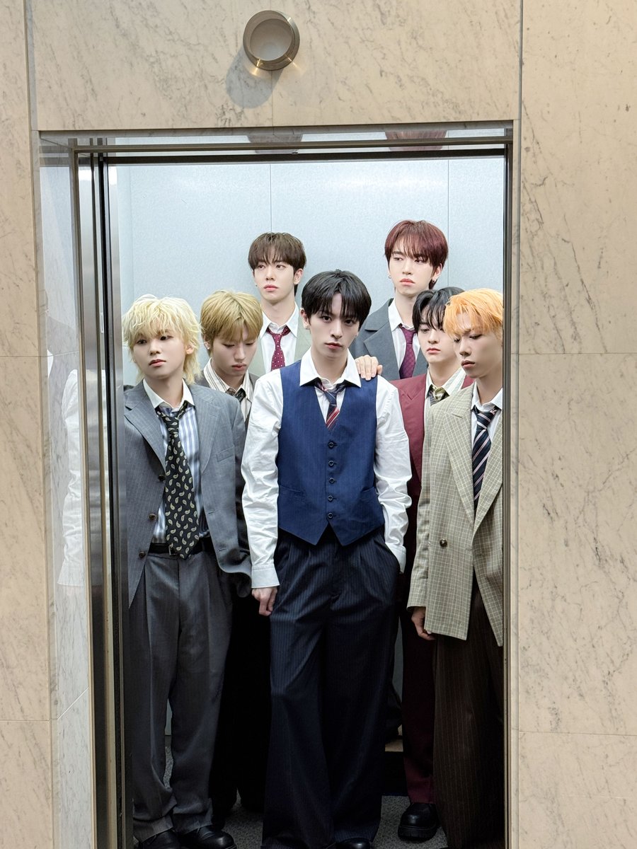 nSSign_official's tweet photo. Going up? 🛗👀

#nSSign #엔싸인 #エンサイン
#迷走路_WAY_OUT #DANCE_ON_THE_EARTH https://t.co/MLtmqK4Tyr