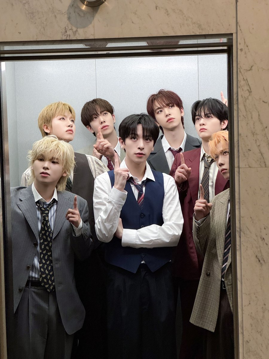 nSSign_official's tweet photo. Going up? 🛗👀

#nSSign #엔싸인 #エンサイン
#迷走路_WAY_OUT #DANCE_ON_THE_EARTH https://t.co/MLtmqK4Tyr