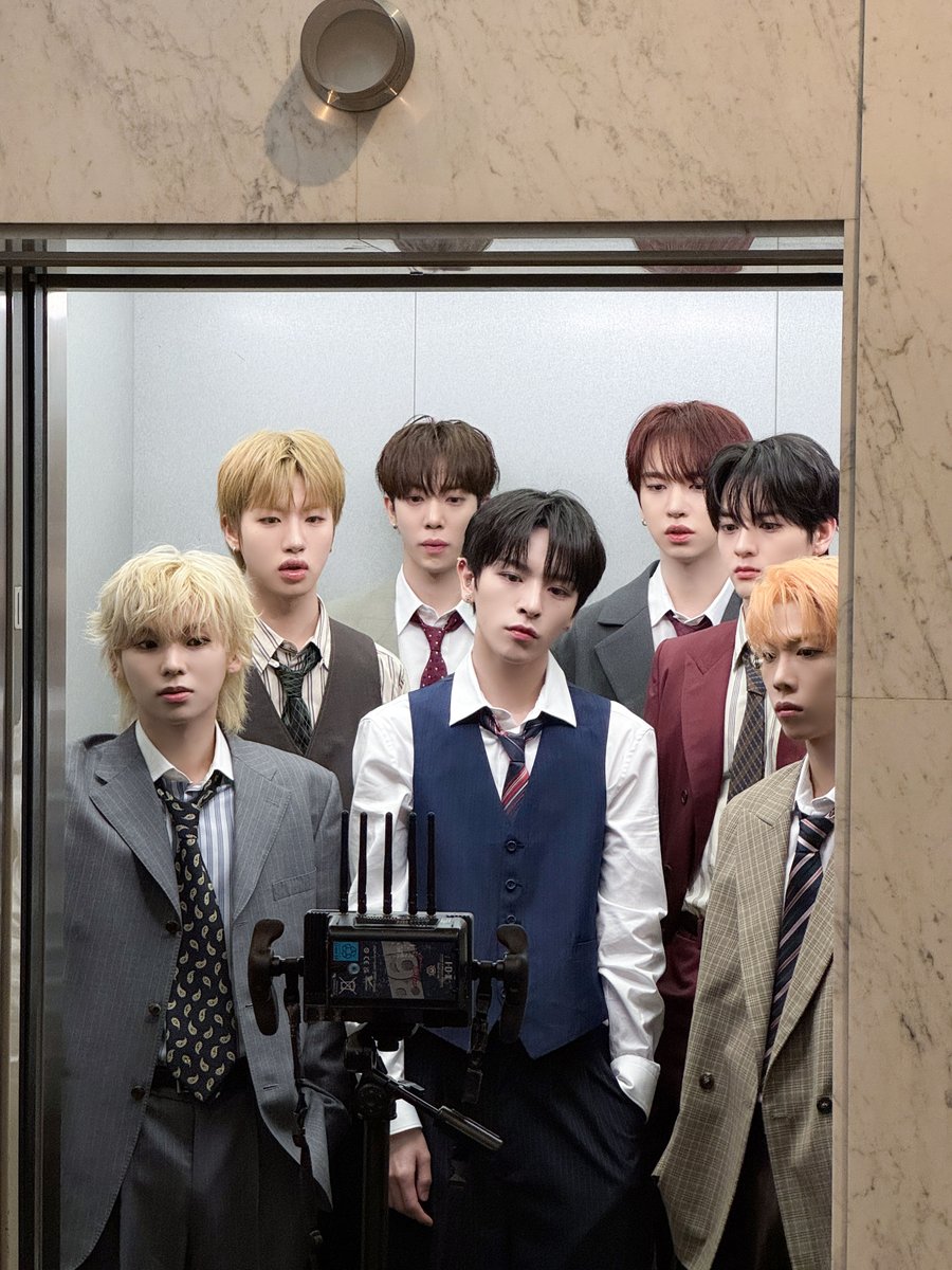 nSSign_official's tweet photo. Going up? 🛗👀

#nSSign #엔싸인 #エンサイン
#迷走路_WAY_OUT #DANCE_ON_THE_EARTH https://t.co/MLtmqK4Tyr