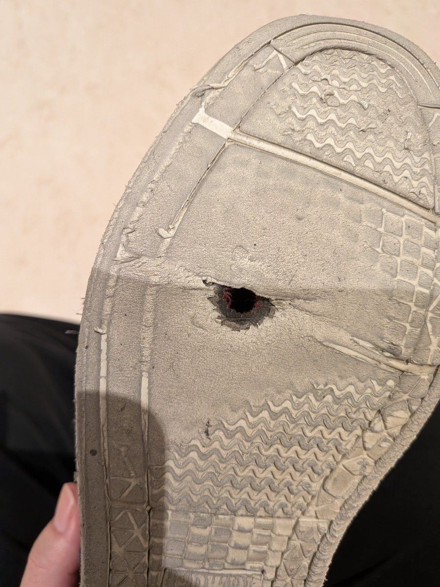shinchandaaaa's tweet photo. 右足に違和感あると思ったらこれか！
穴が空いてた💦
急遽靴を買いに来た笑 https://t.co/DXybYwEKA4