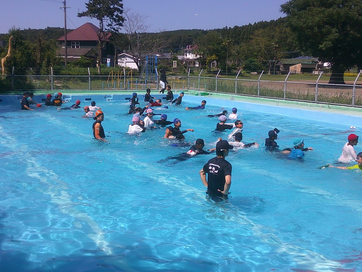 ooaira_esc's tweet photo. 水泳学習もいよいよ大詰め！今回、なんと海上保安庁の職員から授業していただきました。着衣をした状態で遭難しないためのポイントを分かりやすく説明いただき、即実践。洋服やペットボトルでも脱力すれば浮くことができる。さらには、ライフジャケットの体験もできました。ありがとうございました。 https://t.co/AG9DJUxY1l