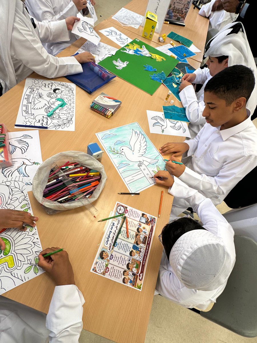 alrazipsb's tweet photo. انطلاقا من حرص إدارة المدرسة على تنفيذ أنشطة المناسبات المحلية والدولية ، نفذ قسم الفنون البصرية  وبالتعاون مع أخصائي الأنشطة نشاط اليوم العالمي للسلام ، وتم تكريم الطلاب المتميزين في النشاط من إدارة المدرسة. https://t.co/lSqAPZdl9c