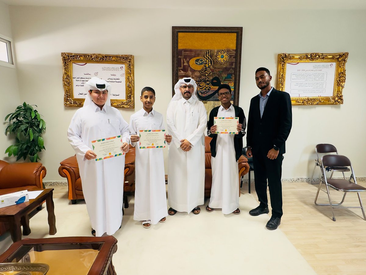 alrazipsb's tweet photo. انطلاقا من حرص إدارة المدرسة على تنفيذ أنشطة المناسبات المحلية والدولية ، نفذ قسم الفنون البصرية  وبالتعاون مع أخصائي الأنشطة نشاط اليوم العالمي للسلام ، وتم تكريم الطلاب المتميزين في النشاط من إدارة المدرسة. https://t.co/lSqAPZdl9c