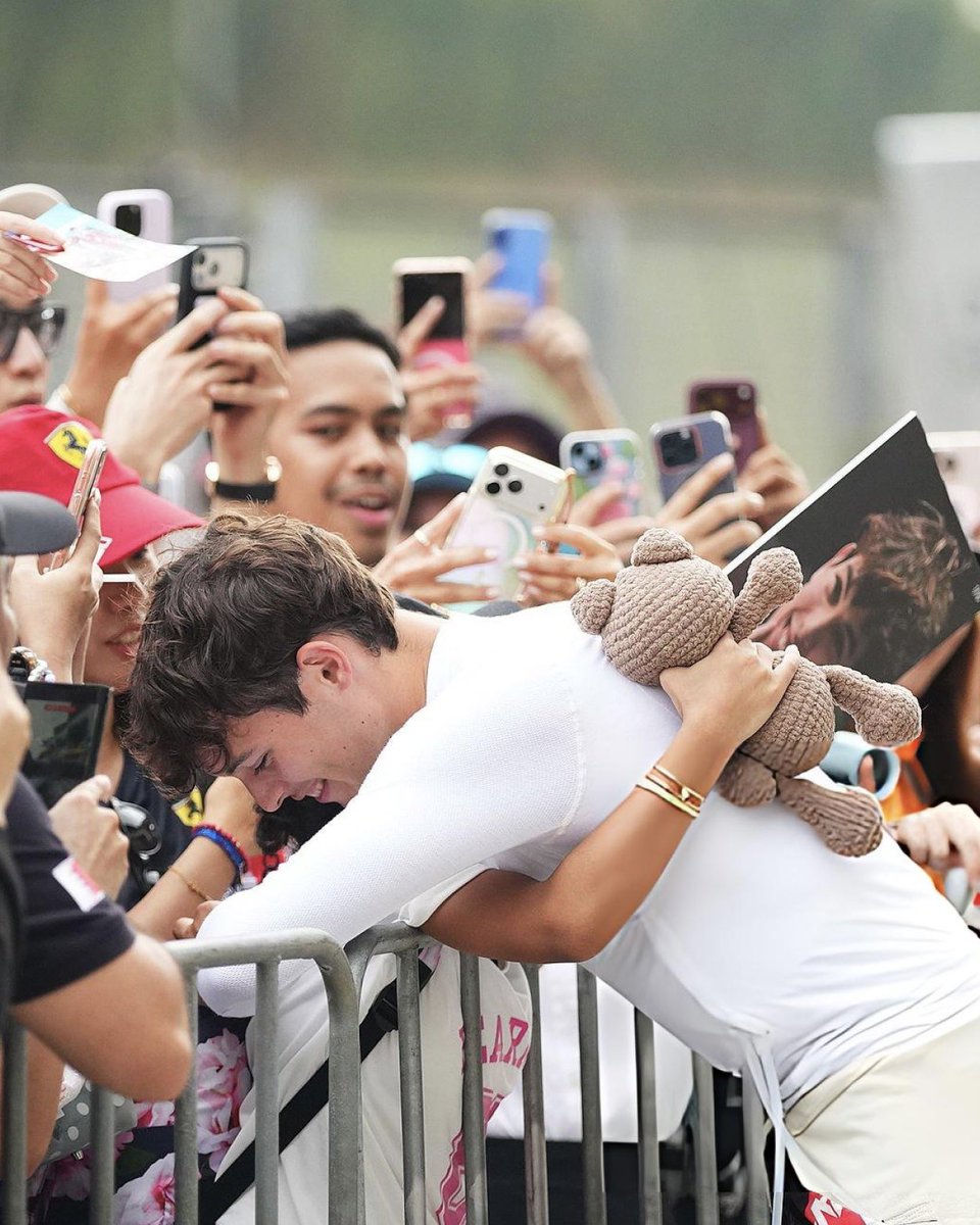forzasempres's tweet photo. a fan gifted ollie a bear plushie at the pit walk, and he gave her a hug and put the bear in his garage ❤️ https://t.co/IU65dLNT94