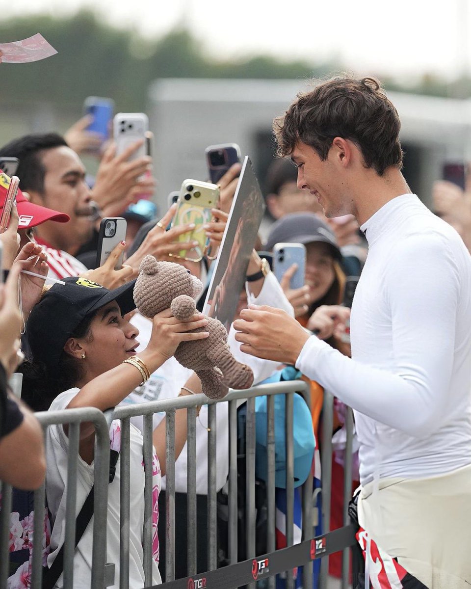 forzasempres's tweet photo. a fan gifted ollie a bear plushie at the pit walk, and he gave her a hug and put the bear in his garage ❤️ https://t.co/IU65dLNT94