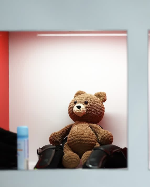 forzasempres's tweet photo. a fan gifted ollie a bear plushie at the pit walk, and he gave her a hug and put the bear in his garage ❤️ https://t.co/IU65dLNT94