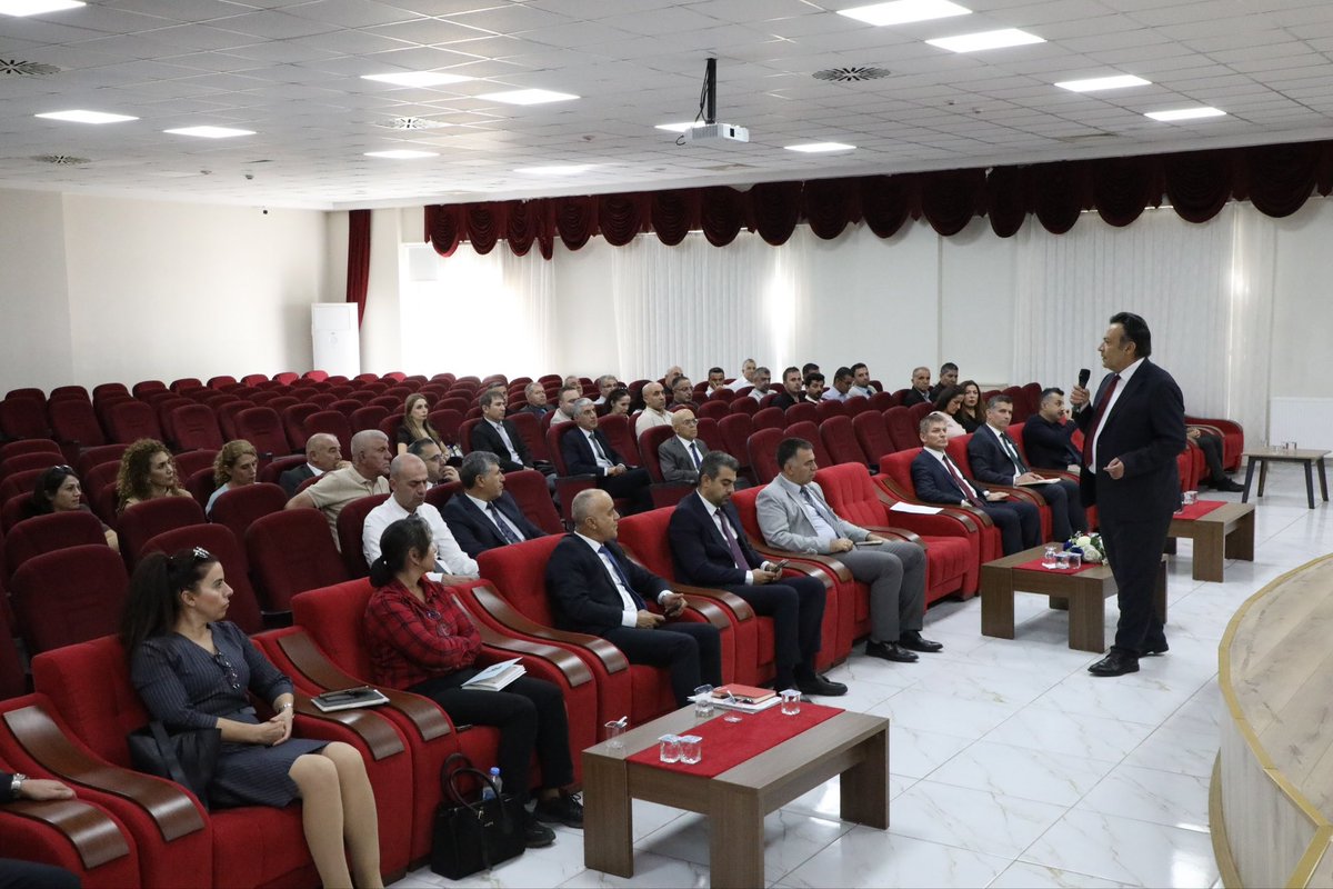 TUNCELIMEMARGE's tweet photo. İl Müdürümüz Sayın Bahameddin Karaköse başkanlığında, ilçe millî eğitim müdürleri, okul ve kurum yöneticileri katılımıyla Ar-Ge çalışmaları toplantısı gerçekleştirildi.

@tcmeb
@Yusuf__Tekin
@sefikaygol
@meb_sgb
@ercanturk28
@ayhanozturkmeb
@Tunceli_MEM
@BahameddinK
@OnderDuru62 https://t.co/1kKuOQGgS8