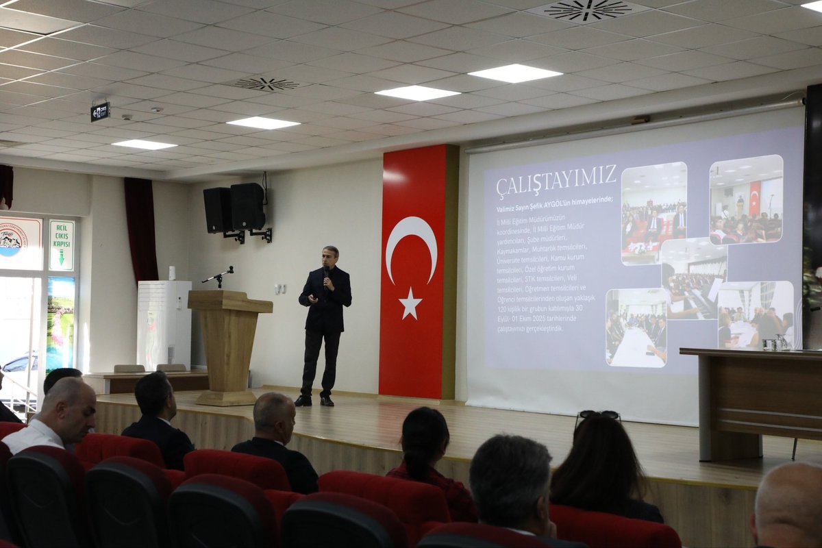 TUNCELIMEMARGE's tweet photo. İl Müdürümüz Sayın Bahameddin Karaköse başkanlığında, ilçe millî eğitim müdürleri, okul ve kurum yöneticileri katılımıyla Ar-Ge çalışmaları toplantısı gerçekleştirildi.

@tcmeb
@Yusuf__Tekin
@sefikaygol
@meb_sgb
@ercanturk28
@ayhanozturkmeb
@Tunceli_MEM
@BahameddinK
@OnderDuru62 https://t.co/1kKuOQGgS8