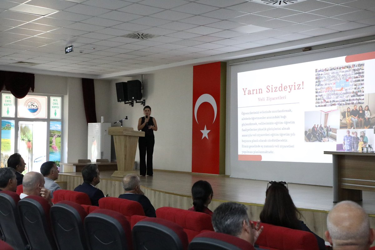 TUNCELIMEMARGE's tweet photo. İl Müdürümüz Sayın Bahameddin Karaköse başkanlığında, ilçe millî eğitim müdürleri, okul ve kurum yöneticileri katılımıyla Ar-Ge çalışmaları toplantısı gerçekleştirildi.

@tcmeb
@Yusuf__Tekin
@sefikaygol
@meb_sgb
@ercanturk28
@ayhanozturkmeb
@Tunceli_MEM
@BahameddinK
@OnderDuru62 https://t.co/1kKuOQGgS8