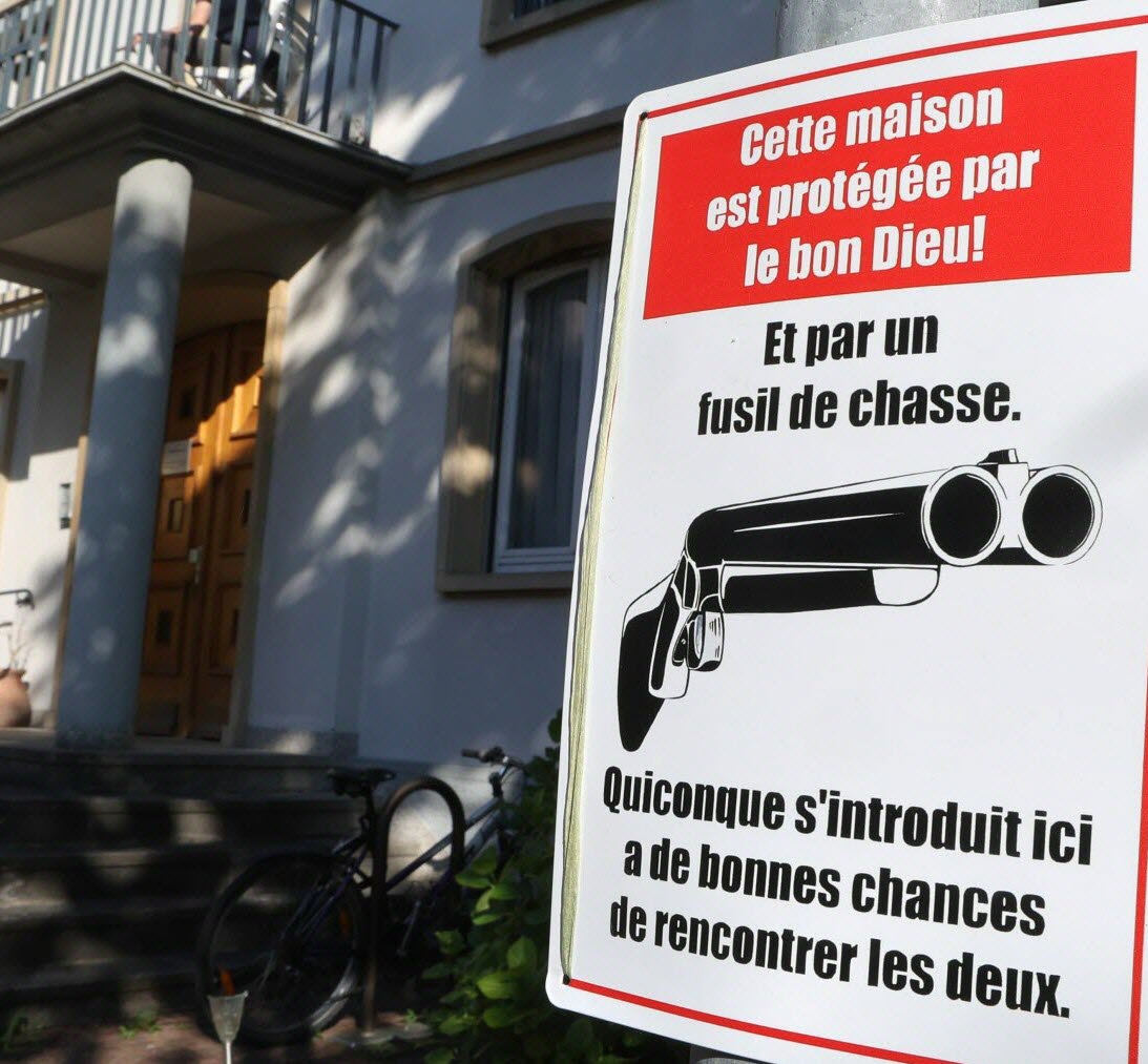 pouletp3q's tweet photo. @BenjChdt @Frenchpride88 @darebirah @Frontieresmedia @CocardeEtud deplace toi a la campagne et tu risque de tomber sur beaucoup de panneau comme ca. mais je suis sur que tu ne quitteras pas ton quartier . https://t.co/bXcYWSQzPD