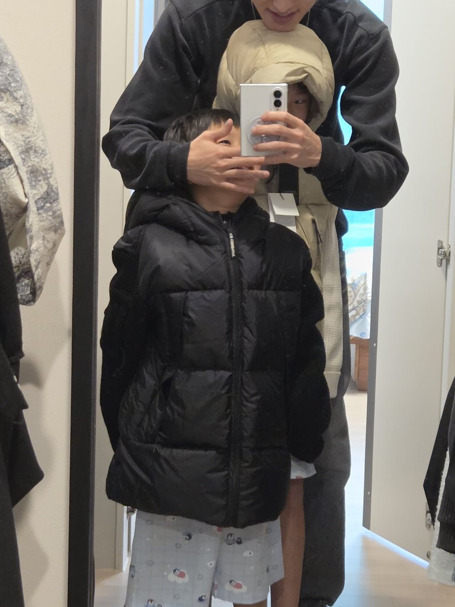riizetalk's tweet photo. 💂💭 • 261001 
[6:31 PM KST] 

ㅋㅋㅋ

i think they need to eat a lot to be able to wear it.. https://t.co/Z6jcFpbaXf