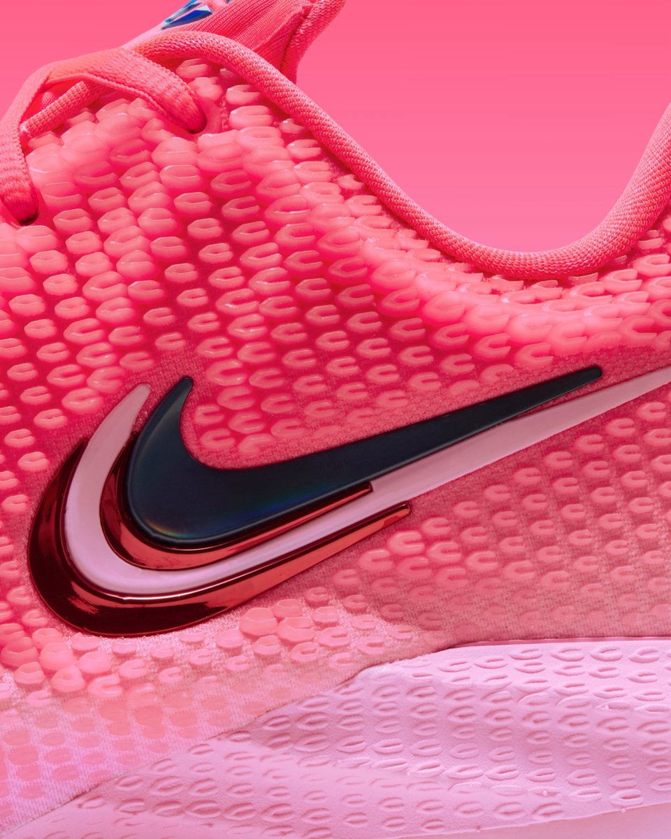 SoleRetriever's tweet photo. OFFICIAL LOOK: Nike Caitlin 1 “Midnight Fever” ❤️🩷 @CaitlinClark22 

🗓️ October 14th
📝 IH7423-600
💵 $140 https://t.co/4QkOarZyfd