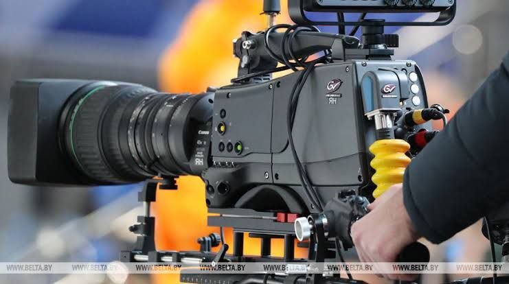 DefenseLVA's tweet photo. 🎬 Lielākie Igaunijas mediju uzņēmumi lūdz atcelt aizliegumu dublēt saturu krievu valodā

⚡️Tie uzskata, ka aizliegums dublēt un veikt aizkadra tulkojumu krievu valodā neaizsargā igauņu valodu, bet gan “rada nopietnus ekonomiskos riskus un draudus nacionālajai drošībai”.

📺Kā piemēru tie min Igaunijas televīzijas krievvalodīgā kanāla ETV pieredzi: aizkadra tulkojuma un dublāžas trūkums izraisīja dažu ārvalstu seriālu auditorijas kritumu par vairāk nekā 50%.

📉. Igaunijas mediju uzņēmumi brīdina par reklāmas un abonēšanas ieņēmumu, darbavietu un nodokļu ieņēmumu samazināšanos. Turklāt tie baidās, ka krievvalodīgā auditorija rezultātā pāries pie citiem avotiem — tostarp pirātiska satura un Krievijas mediju resursiem.

👀 Tādējādi Igaunijas varas iestāžu loģika, kas balstīta uz piespiedu pāreju uz valsts valodu, saduras ar iedzīvotāju nevēlēšanos mācīties igauņu valodu.