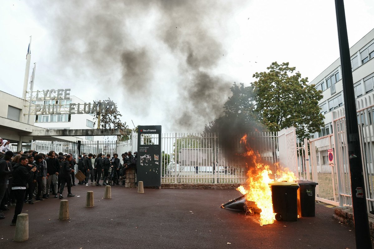 AlertesInfos's tweet photo. 🇫🇷 ALERTE INFO - Le Premier ministre Sébastien Lecornu CONVOQUE une CELLULE DE CRISE face à l’ampleur des blocus lycéens à travers la France. (BFMTV) https://t.co/mmUB5MlCBd