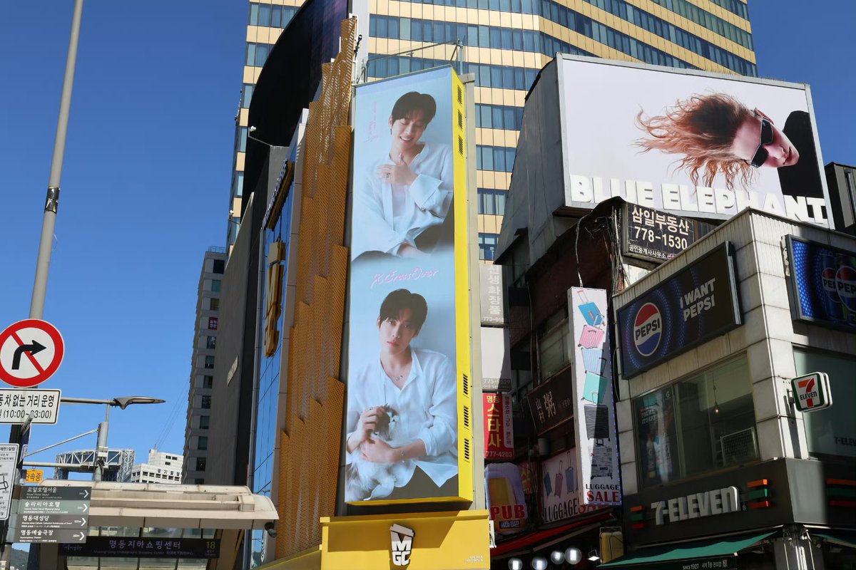 kimyoonsik_vn's tweet photo. [2026/10/01] XCrossOver Weibo Update

The Seoul billboard is now lit up! Come and admire the dazzling presence of Kim Yoon Sik, XCrossOver’s first global brand ambassador. ✨

XCrossOver × Kim Yoon Sik｜Lighting up Seoul, together for a moment of excitement. 

#김윤식 #KIMYOONSIK #金允植