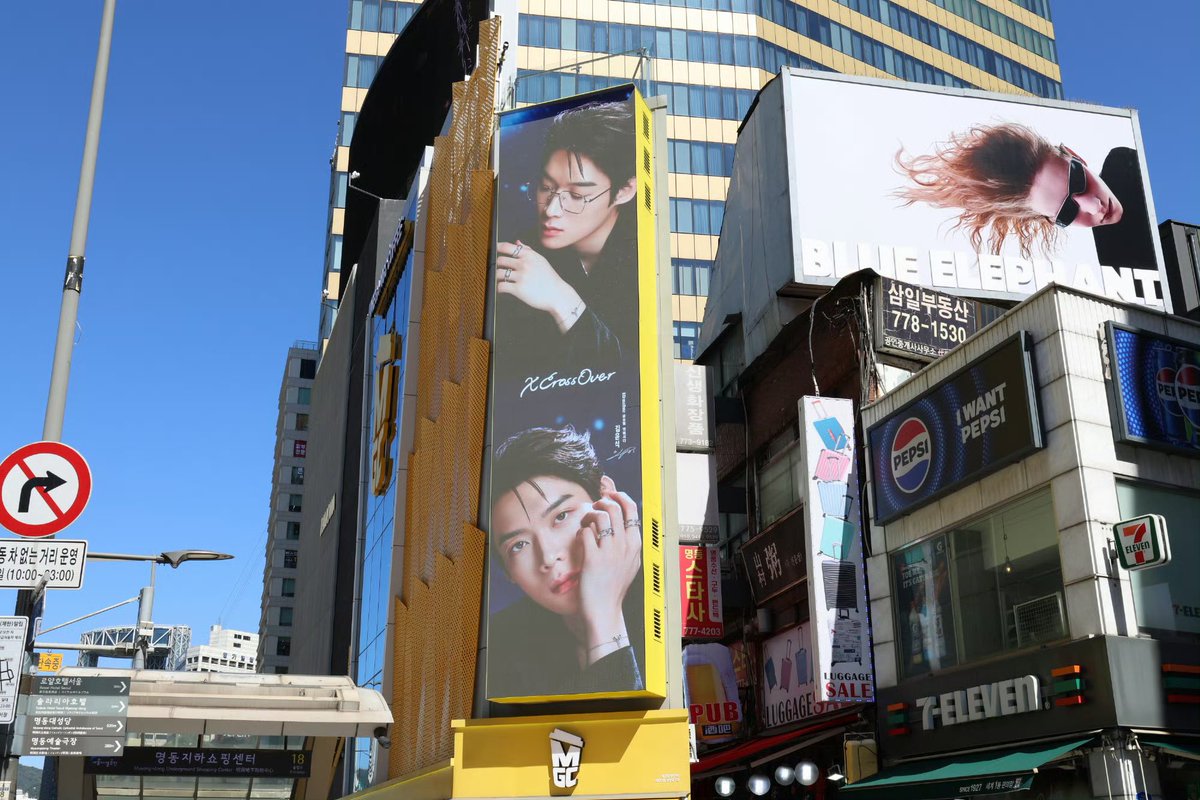 kimyoonsik_vn's tweet photo. [2026/10/01] XCrossOver Weibo Update

The Seoul billboard is now lit up! Come and admire the dazzling presence of Kim Yoon Sik, XCrossOver’s first global brand ambassador. ✨

XCrossOver × Kim Yoon Sik｜Lighting up Seoul, together for a moment of excitement. 

#김윤식 #KIMYOONSIK #金允植
