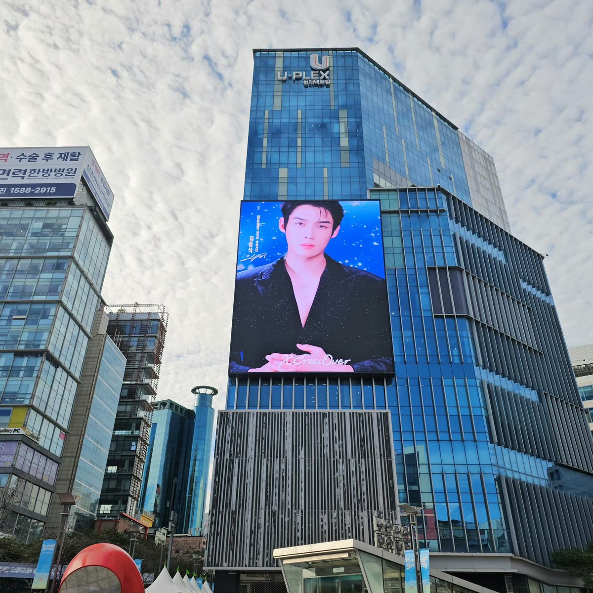 kimyoonsik_vn's tweet photo. [2026/10/01] XCrossOver Weibo Update

The Seoul billboard is now lit up! Come and admire the dazzling presence of Kim Yoon Sik, XCrossOver’s first global brand ambassador. ✨

XCrossOver × Kim Yoon Sik｜Lighting up Seoul, together for a moment of excitement. 

#김윤식 #KIMYOONSIK #金允植