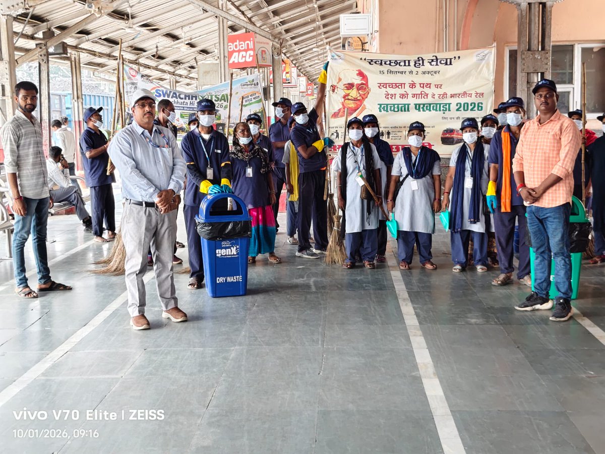 drm_lko's tweet photo. #SwachhataHiSeva2026 अंतर्गत अयोध्या कैट रेलवे स्टेशन में रेल कर्मचारी, सफाई मित्रों और यात्रियों को स्वच्छता की शपथ दिलाई गई तथा स्टेशन परिसर में विशेष स्वच्छता अभियान चलाया गया जिसमें यात्रियों और सफाई मित्रों को स्वच्छ और स्वस्थ जीवन शैली अपनाने के लिए जागरूक किया । 
#SHS #CleanlinessDrive #SWMRules2026