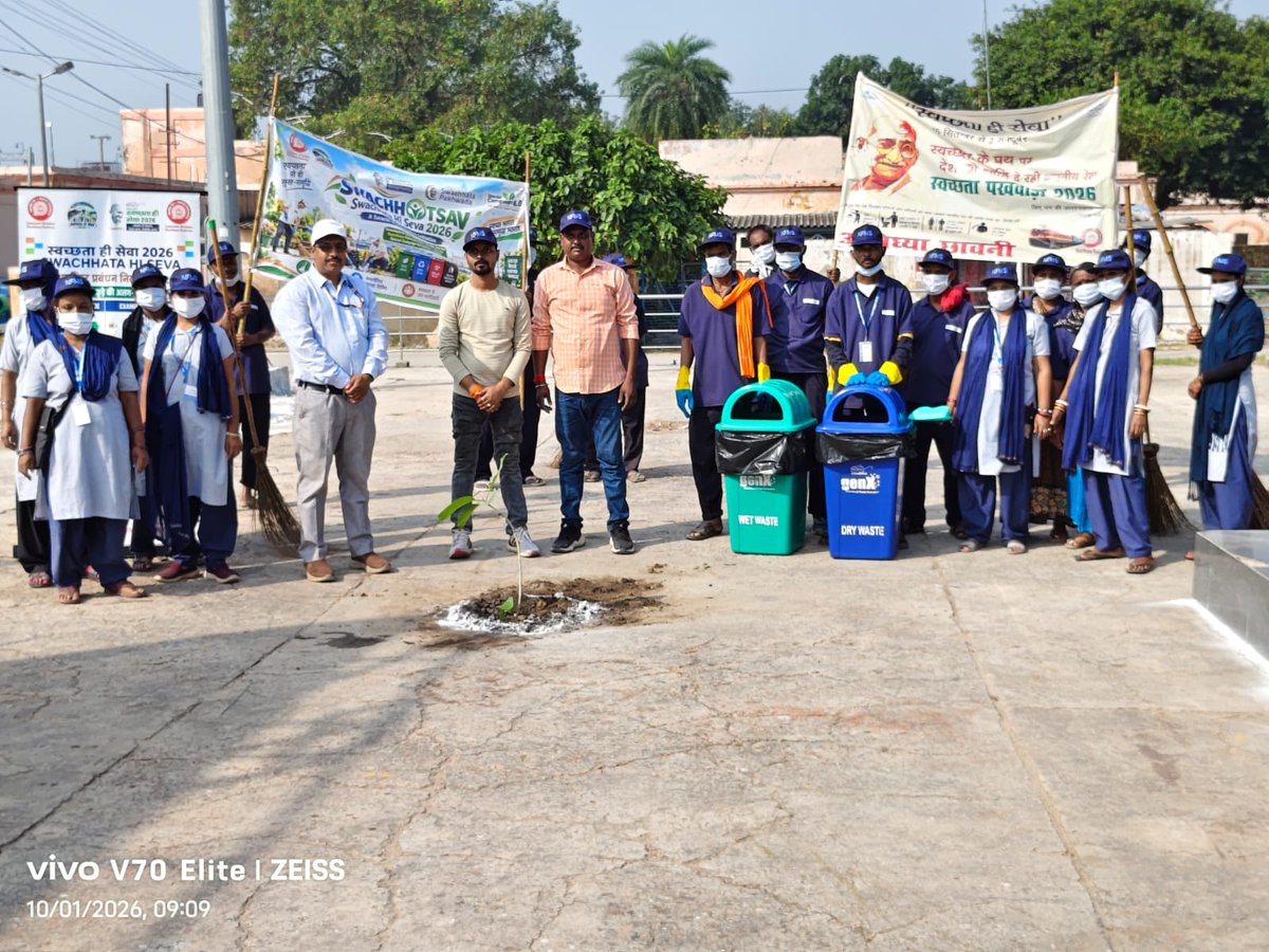 drm_lko's tweet photo. #SwachhataHiSeva2026 अंतर्गत अयोध्या कैट रेलवे स्टेशन में रेल कर्मचारी, सफाई मित्रों और यात्रियों को स्वच्छता की शपथ दिलाई गई तथा स्टेशन परिसर में विशेष स्वच्छता अभियान चलाया गया जिसमें यात्रियों और सफाई मित्रों को स्वच्छ और स्वस्थ जीवन शैली अपनाने के लिए जागरूक किया । 
#SHS #CleanlinessDrive #SWMRules2026