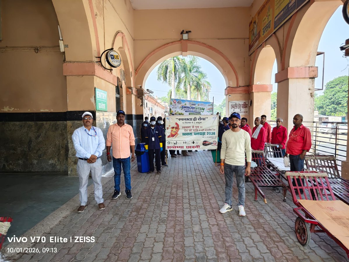 drm_lko's tweet photo. #SwachhataHiSeva2026 अंतर्गत अयोध्या कैट रेलवे स्टेशन में रेल कर्मचारी, सफाई मित्रों और यात्रियों को स्वच्छता की शपथ दिलाई गई तथा स्टेशन परिसर में विशेष स्वच्छता अभियान चलाया गया जिसमें यात्रियों और सफाई मित्रों को स्वच्छ और स्वस्थ जीवन शैली अपनाने के लिए जागरूक किया । 
#SHS #CleanlinessDrive #SWMRules2026