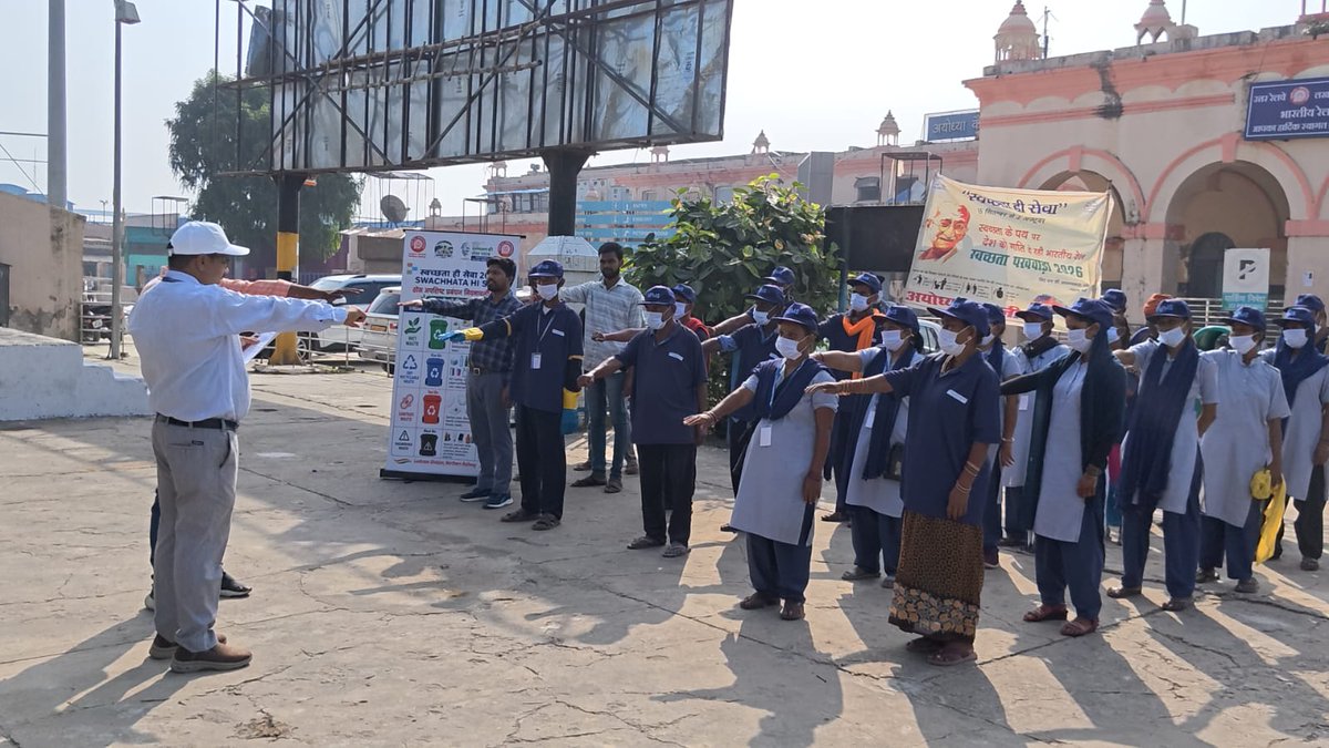 drm_lko's tweet photo. #SwachhataHiSeva2026 अंतर्गत अयोध्या कैट रेलवे स्टेशन में रेल कर्मचारी, सफाई मित्रों और यात्रियों को स्वच्छता की शपथ दिलाई गई तथा स्टेशन परिसर में विशेष स्वच्छता अभियान चलाया गया जिसमें यात्रियों और सफाई मित्रों को स्वच्छ और स्वस्थ जीवन शैली अपनाने के लिए जागरूक किया । 
#SHS #CleanlinessDrive #SWMRules2026