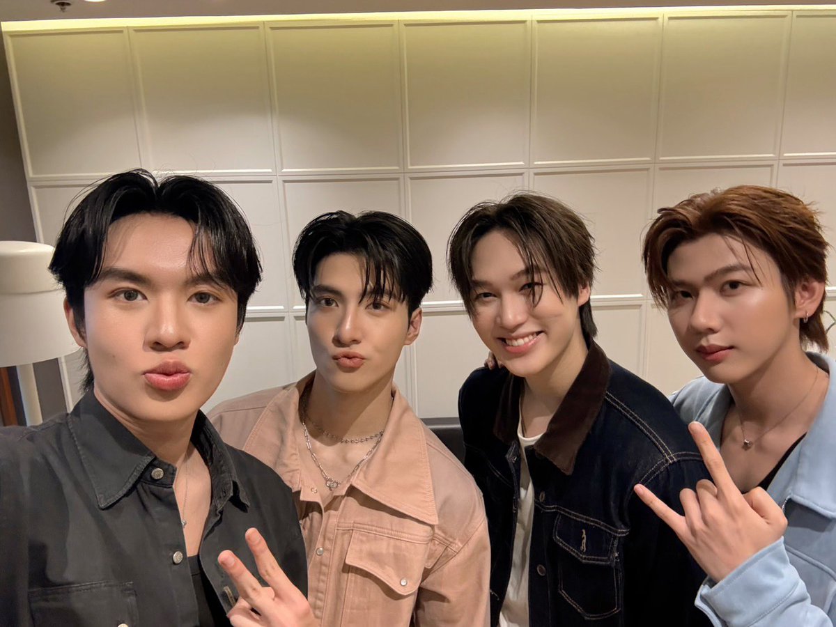 UnluckyBaeTH's tweet photo. วันนี้พวกเรามาเดินสายโปรโมตงาน “จุดจีบสายมู Unlucky Bae : Final EP. FAN MEETING” ฝากติดตามและเป็นกำลังใจให้กันด้วยนะคร้าบ

อย่าลืมมาเจอกัน 18.00 ใน LIVE นะจ๊ะ 😘✌🏻✨
#UnluckyBae https://t.co/ZTQ8I155CT