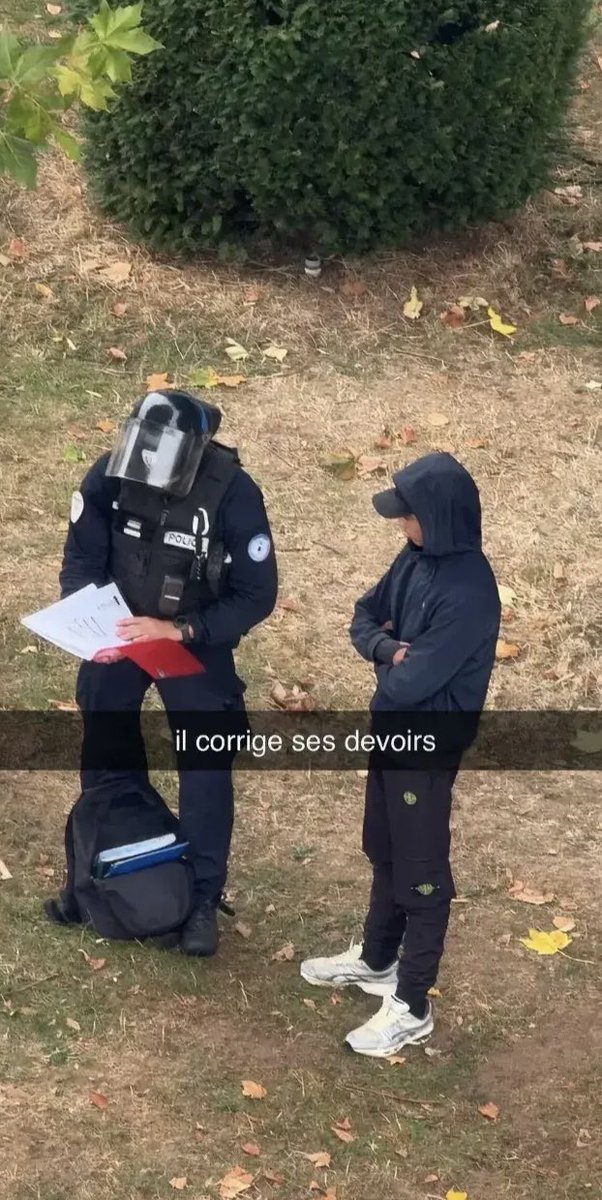 riyadinhoo_'s tweet photo. 🚨INSOLITE : Un Policier a CORRIGÉ les DEVOIRS d’un étudiant après l’avoir ATTRAPÉ pendant les BLOCUS 😂📚 https://t.co/9n1Fv3DZAx