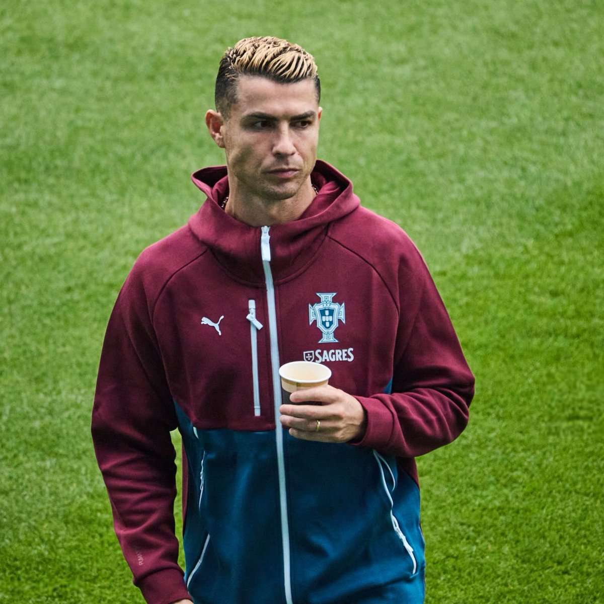 idextratime's tweet photo. Konflik antara Cristiano Ronaldo vs Jorge Jesus :

• Pada Selasa malam ada pertemuan tertutup antara Ronaldo, Jorge Jesus, dan presiden FPF Pedro Proença.

• Jesus meminta maaf secara pribadi karena menyuruh Ronaldo pemanasan sekitar 30 menit lawan Norwegia tanpa memasukkannya.

• Jesus berjanji akan mengakui kesalahan itu dan meminta maaf secara terbuka di konferensi pers sebelum laga Denmark.

• Namun di konferensi pers, Jesus tidak meminta maaf. Ia justru menegaskan otoritasnya sebagai pelatih. Itulah yang membuat Ronaldo merasa dikhianati dan meninggalkan kamp hanya beberapa menit setelah konferensi pers selesai. 👋

📝 @EduAguirre7