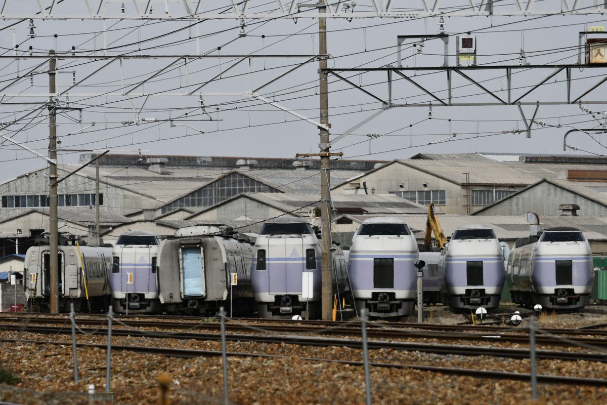 Cocoa_189_510's tweet photo. 一昔前に見れた「E351系墓場」。（n度目だ）

「あずさ＝E353系」というイメージが今や強く、E351系の"スーパーあずさ"を知らない世代・・2018年に引退だしありえんか。

中央・総武緩行線のE235系0番台ミツB33編成の撮影の時に"新宿駅"にあった「中央線特急の今と昔」と言う貼り紙を見て色々感じた。 https://t.co/mgltRyvLQb