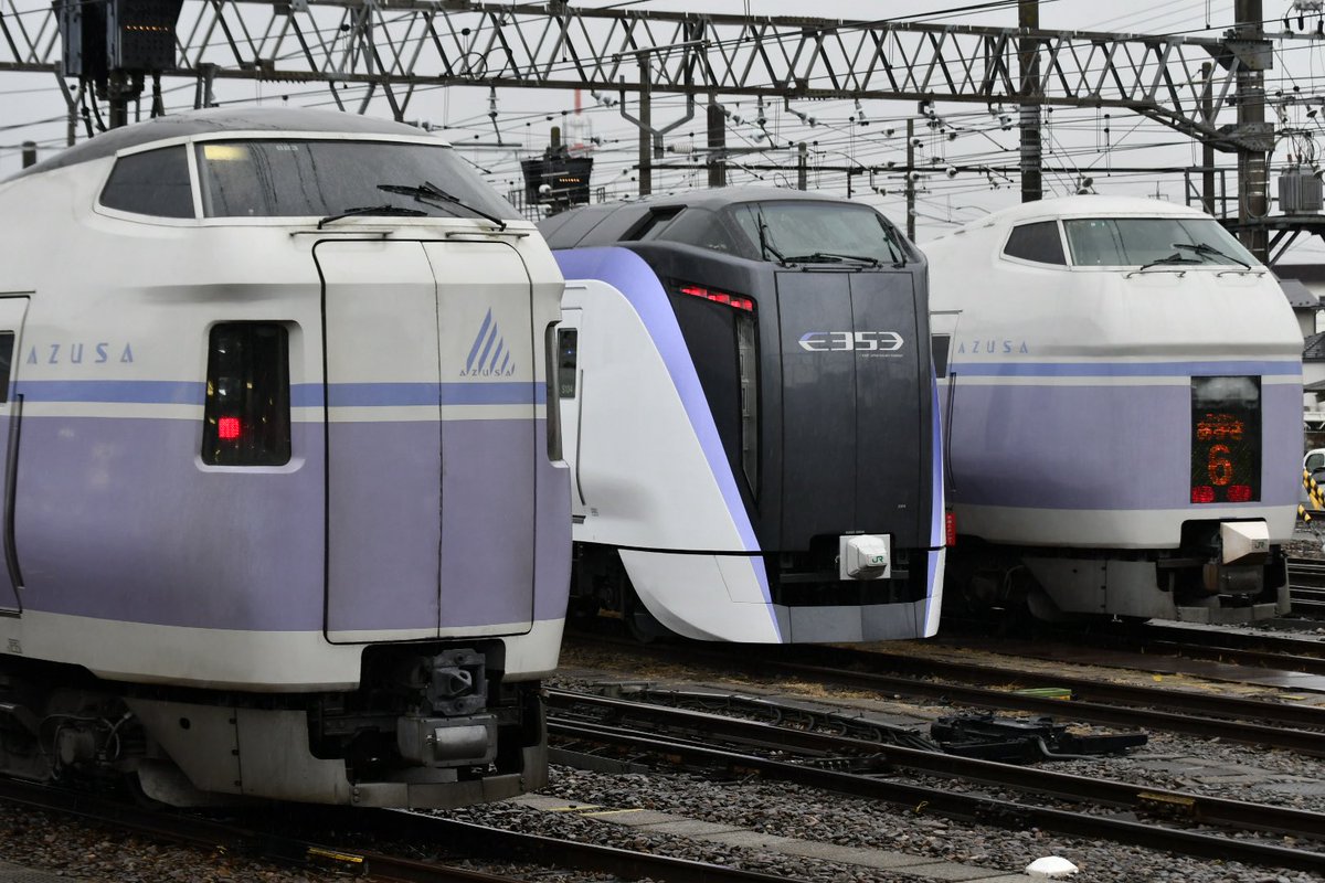 Cocoa_189_510's tweet photo. 一昔前に見れた「E351系墓場」。（n度目だ）

「あずさ＝E353系」というイメージが今や強く、E351系の"スーパーあずさ"を知らない世代・・2018年に引退だしありえんか。

中央・総武緩行線のE235系0番台ミツB33編成の撮影の時に"新宿駅"にあった「中央線特急の今と昔」と言う貼り紙を見て色々感じた。 https://t.co/mgltRyvLQb