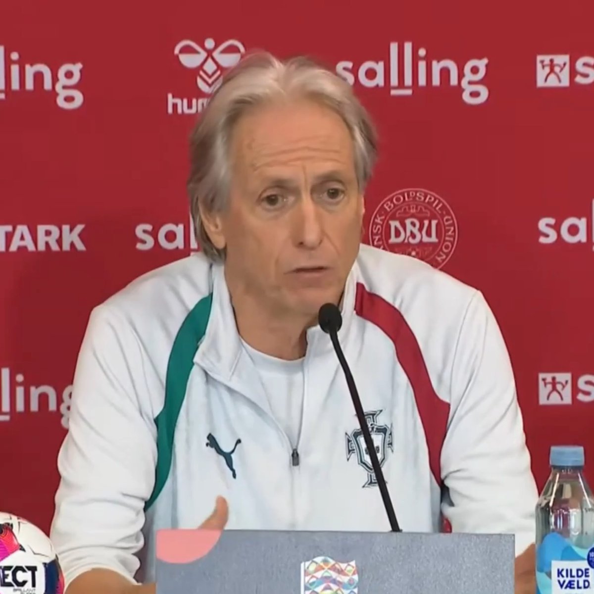 idextratime's tweet photo. Konflik antara Cristiano Ronaldo vs Jorge Jesus :

• Pada Selasa malam ada pertemuan tertutup antara Ronaldo, Jorge Jesus, dan presiden FPF Pedro Proença.

• Jesus meminta maaf secara pribadi karena menyuruh Ronaldo pemanasan sekitar 30 menit lawan Norwegia tanpa memasukkannya.

• Jesus berjanji akan mengakui kesalahan itu dan meminta maaf secara terbuka di konferensi pers sebelum laga Denmark.

• Namun di konferensi pers, Jesus tidak meminta maaf. Ia justru menegaskan otoritasnya sebagai pelatih. Itulah yang membuat Ronaldo merasa dikhianati dan meninggalkan kamp hanya beberapa menit setelah konferensi pers selesai. 👋

📝 @EduAguirre7