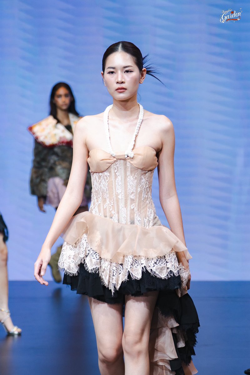 SapphicGardenTH's tweet photo. “แอปเปิ้ล - ลาภิสรา” ร่วมเดินแบบในงาน "Bangkok International Fashion Week 2026"

APPLEMIM AT SIAM CENTER BIFW26
#SiamCenterBIFW2026xAPPLEMIM

#Applelapisara
#AppleMim #แอปเปิ้ลมิ้ม 
#SiamCenterBIFW2026 #BIFW2026 #SiamCenter https://t.co/op92nZoEpD