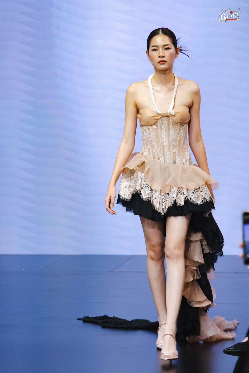 SapphicGardenTH's tweet photo. “แอปเปิ้ล - ลาภิสรา” ร่วมเดินแบบในงาน "Bangkok International Fashion Week 2026"

APPLEMIM AT SIAM CENTER BIFW26
#SiamCenterBIFW2026xAPPLEMIM

#Applelapisara
#AppleMim #แอปเปิ้ลมิ้ม 
#SiamCenterBIFW2026 #BIFW2026 #SiamCenter https://t.co/op92nZoEpD