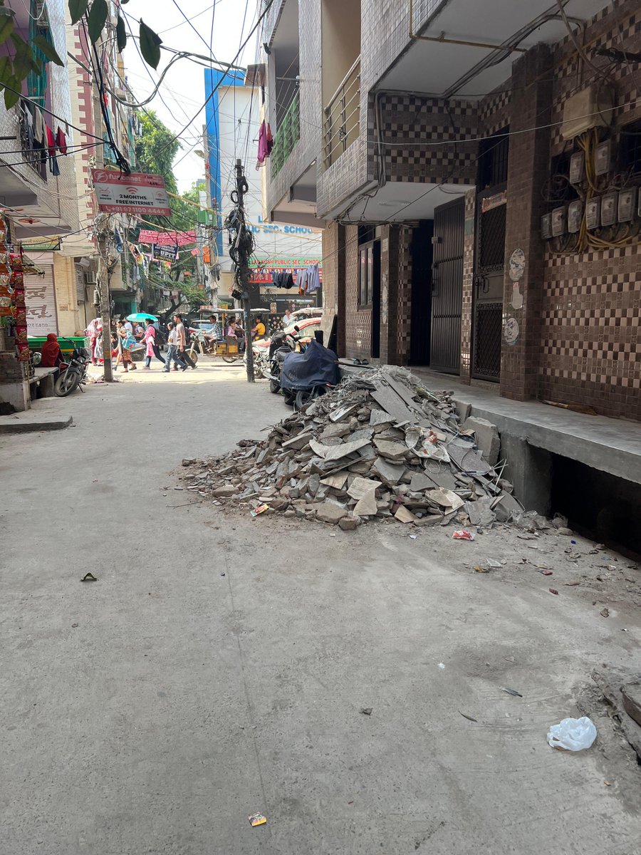 Jitendr45615371's tweet photo. 🚨 सार्वजनिक रास्ते पर अवैध मलबा, आवागमन ठप! 🚨
[Chandrapal Yadav Block-A, Plot No-369-370, GD Colony Mayur Vihar Phase-Delhi-110096] ग़ैरक़ानूनी प्लेटफ़ॉर्म और ग़ैरक़ानूनी मंज़िल व ऊँचाई का मकान बनाकर पहले ही किरायेदारों के वाहन खड़ा कराकर रात में मार्ग अवरुद्ध कर रखा था, और अब वर्तमान में गैर-कानूनी तरीके से भारी मात्रा में मलबा डालकर रास्ता रोक दिया गया है। इससे रात में आकस्मिक स्तिथी गाड़ी कार से निकलना बहुत मुश्किल हो गया है।
कृपया तुरंत संज्ञान लेकर मलबा हटवाएं।
📍 स्थान: [A-369-370, GD COLONY, MAYUR VIHAR PHASE-3, DELHI-110096]
@MCD_Delhi 
@Delhi Police
@KuldeepKumarAAP
#RoadBlockage #CivicIssues #DELHI
#PublicNuisance

@dmeastdelhi
कृपया इस पर तत्काल संज्ञान लें और कार्रवाई करें।
#ActionRequired #CleanCity 
#Delhi