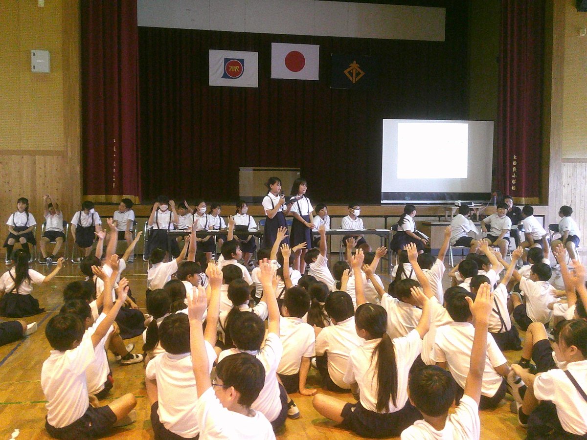 ooaira_esc's tweet photo. 今日はもう一つ。年に１回の児童総会が開かれました。青少年赤十字活動の報告に始まり、「ちょボラをどうしたら広げられるか」をテーマに話し合いました。その中で核心を突く意見、学校のことを真剣に考えた発言、この日のために何時間もかけて準備をした６年生の姿がかっこよかったです。 https://t.co/R9pUg8OP5A