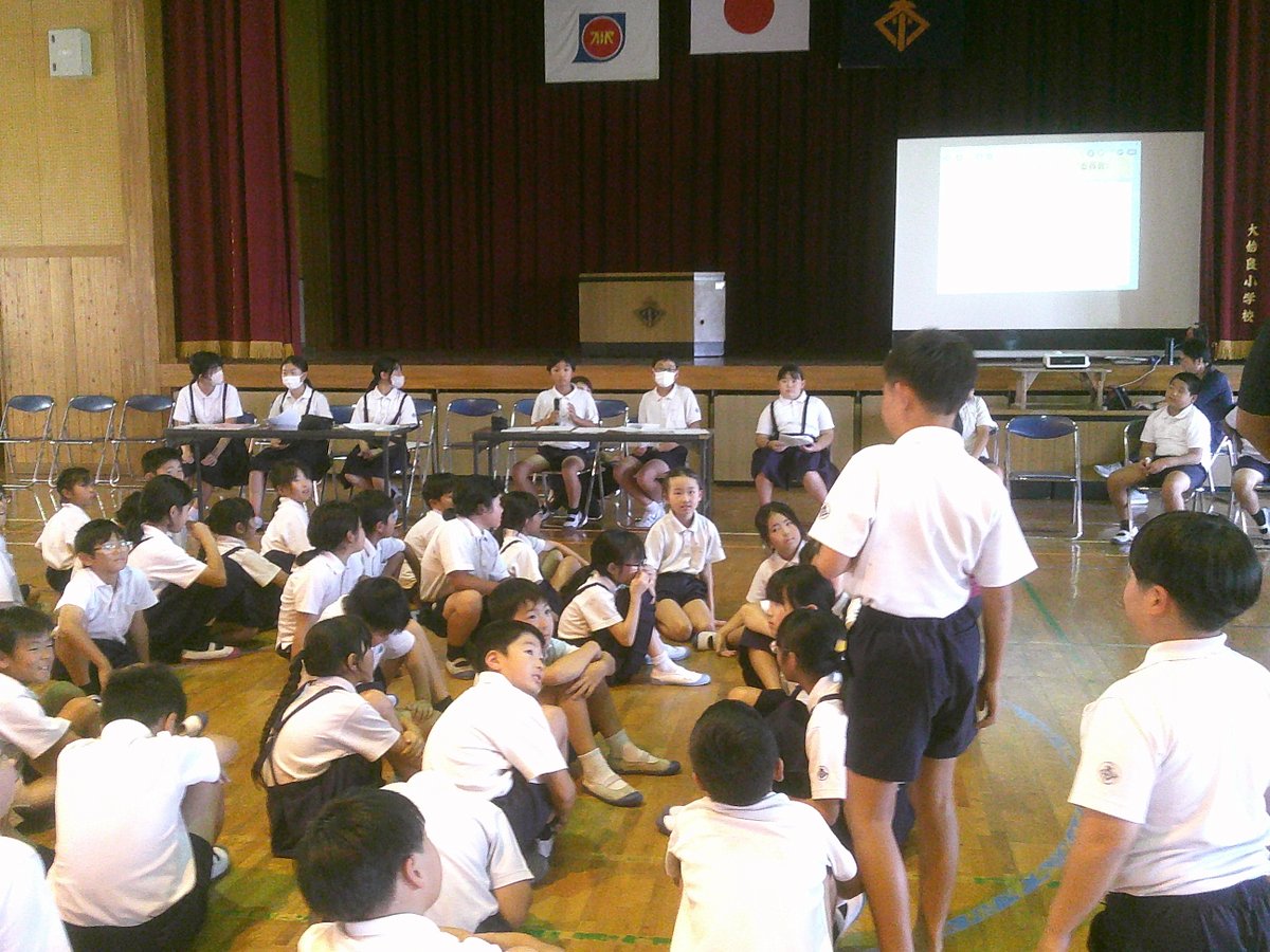 ooaira_esc's tweet photo. 今日はもう一つ。年に１回の児童総会が開かれました。青少年赤十字活動の報告に始まり、「ちょボラをどうしたら広げられるか」をテーマに話し合いました。その中で核心を突く意見、学校のことを真剣に考えた発言、この日のために何時間もかけて準備をした６年生の姿がかっこよかったです。 https://t.co/R9pUg8OP5A