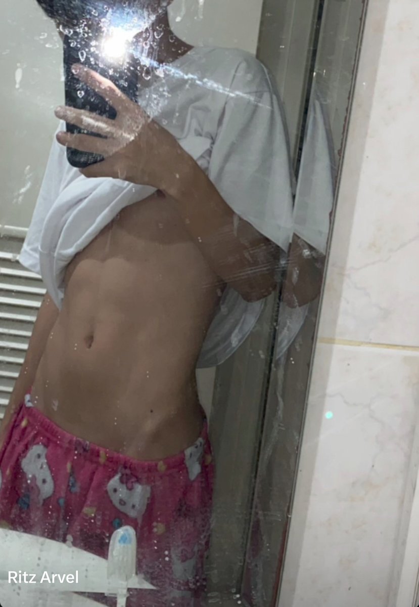RitzArvel's tweet photo. Hello kitty 4 ever https://t.co/FUSs2AG2jm