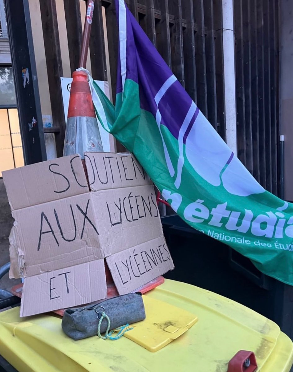 ShadesFrance's tweet photo. 🚨 HISTORIQUE

🏫 PLUS DE 30 UNIVERSITÉS et près de 600 LYCÉES sont BLOQUÉS ce matin, selon le syndicat L’Union étudiante.

⚠️ Plusieurs actes de RÉPRESSION et affrontements ont lieu que ce soit avec les forces de l’ordre ou "La Cocarde" (syndicat étudiant d’extrême droite opposé au mouvement)