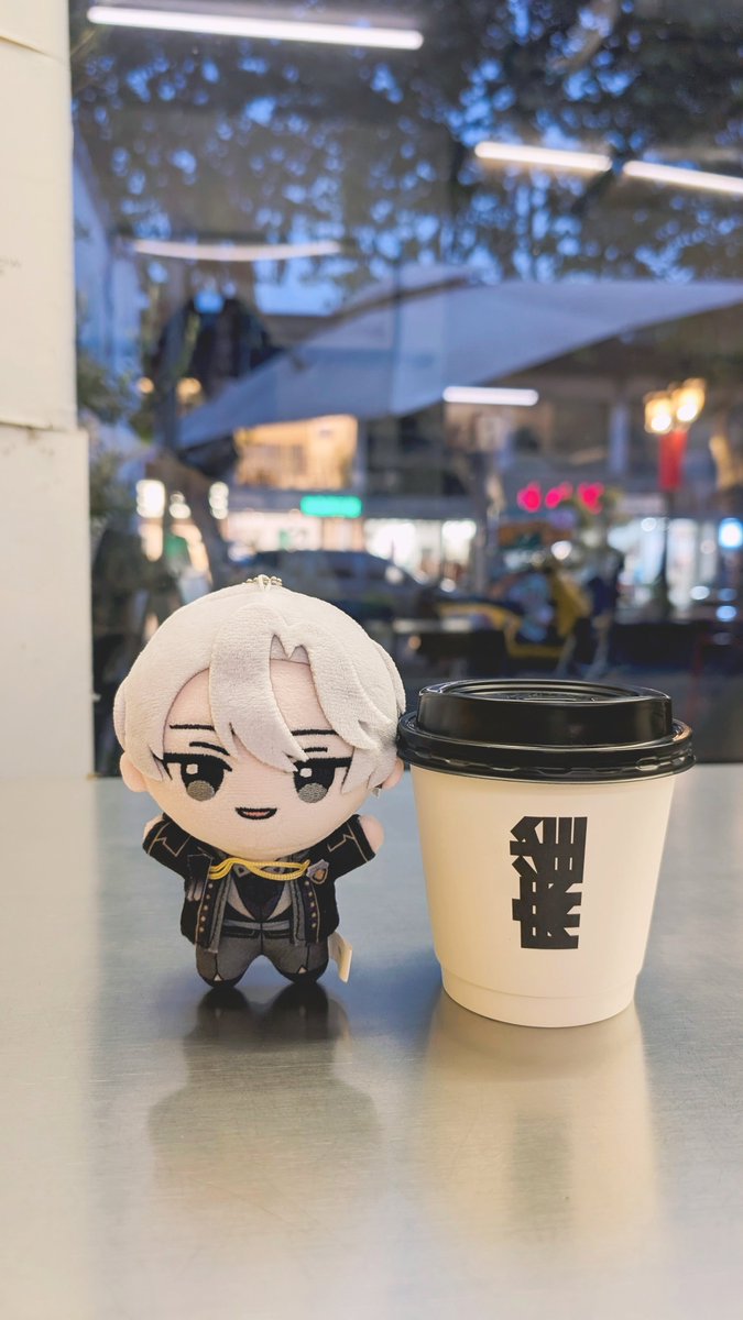 106mint's tweet photo. Coffees here are so small (nui for scale 👀) https://t.co/X46cZRl0ZY