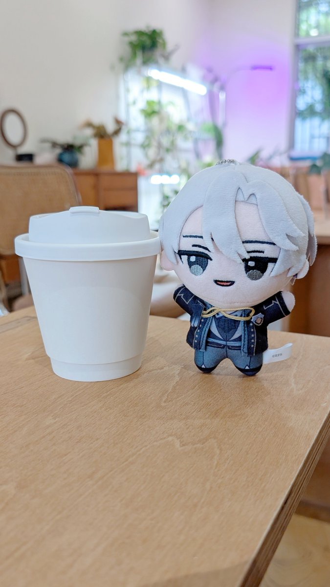 106mint's tweet photo. Coffees here are so small (nui for scale 👀) https://t.co/X46cZRl0ZY