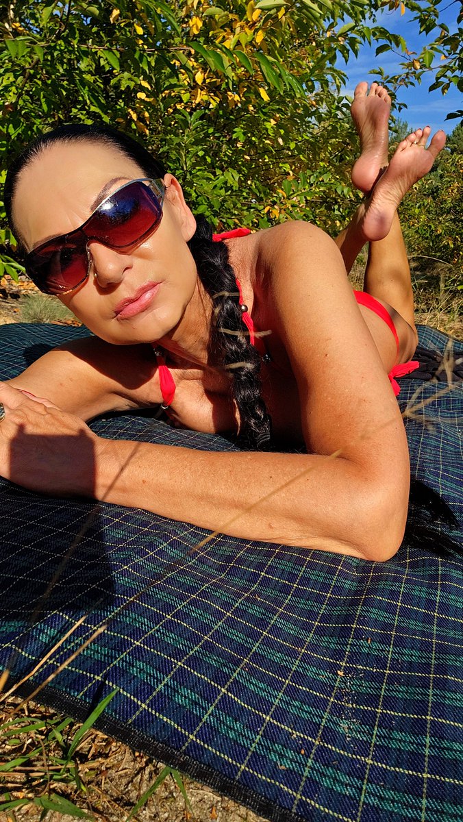 MadameCatarina's tweet photo. Enjoying the maybe last summer day of this year in the sun...☀️ https://t.co/kFO4XPFqQc
