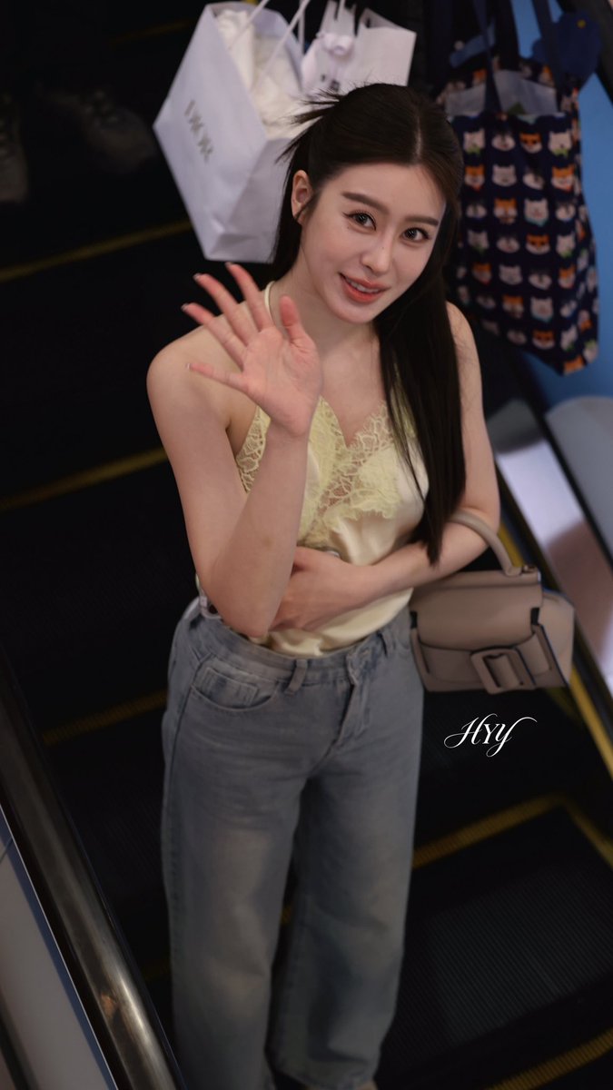 HyyNov_'s tweet photo. ✋🏻

BAM AT PLEATS PLEASE ISSEY MIYAKE AZURE COLORS

#PleatsPleaseIsseyMiyakexBam
#EverydaywithPLP
#Bamsaralee #แบมสราลี https://t.co/eUDuID6gKC