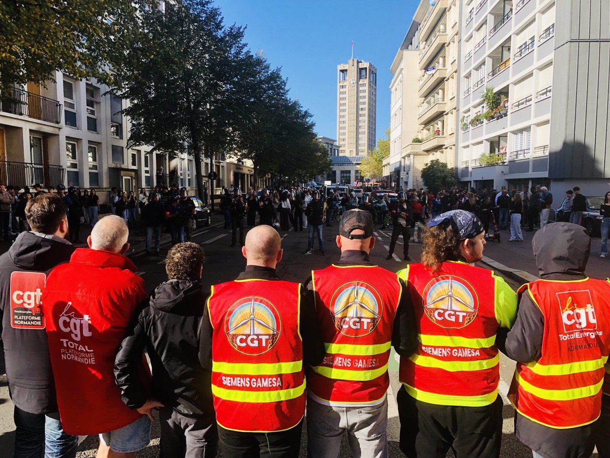 GaetanGracia's tweet photo. « Vous ne passerez pas ! »

Au Havre, un cordon de syndicalistes est venu en soutien des lycéens, et ont même fait reculer et partir la police !

Vidéo et infos à suivre très vite sur @RevPermanente https://t.co/7uZqQBqtsQ