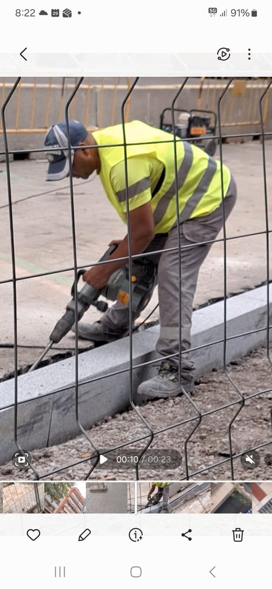 MiroClosa's tweet photo. 🔊🚨RIESGOS HIGIÉNICOS Y ERGONÓMICOS💥🤕

👷🏻‍♀️Possible exposición a ruido, vibraciones, polvo, sílice, y posturas forzadas⚠️

❌Falta uso de EPI's🧤🎧😷🥽
❌Equipo de trabajo, inadecuado para suelo
❌Formación e información👩🏻‍🏫

RD1627 Plan de Seguridad y Salud⚖️📚

#PRLimages #PRL https://t.co/FOmzqBMvw0