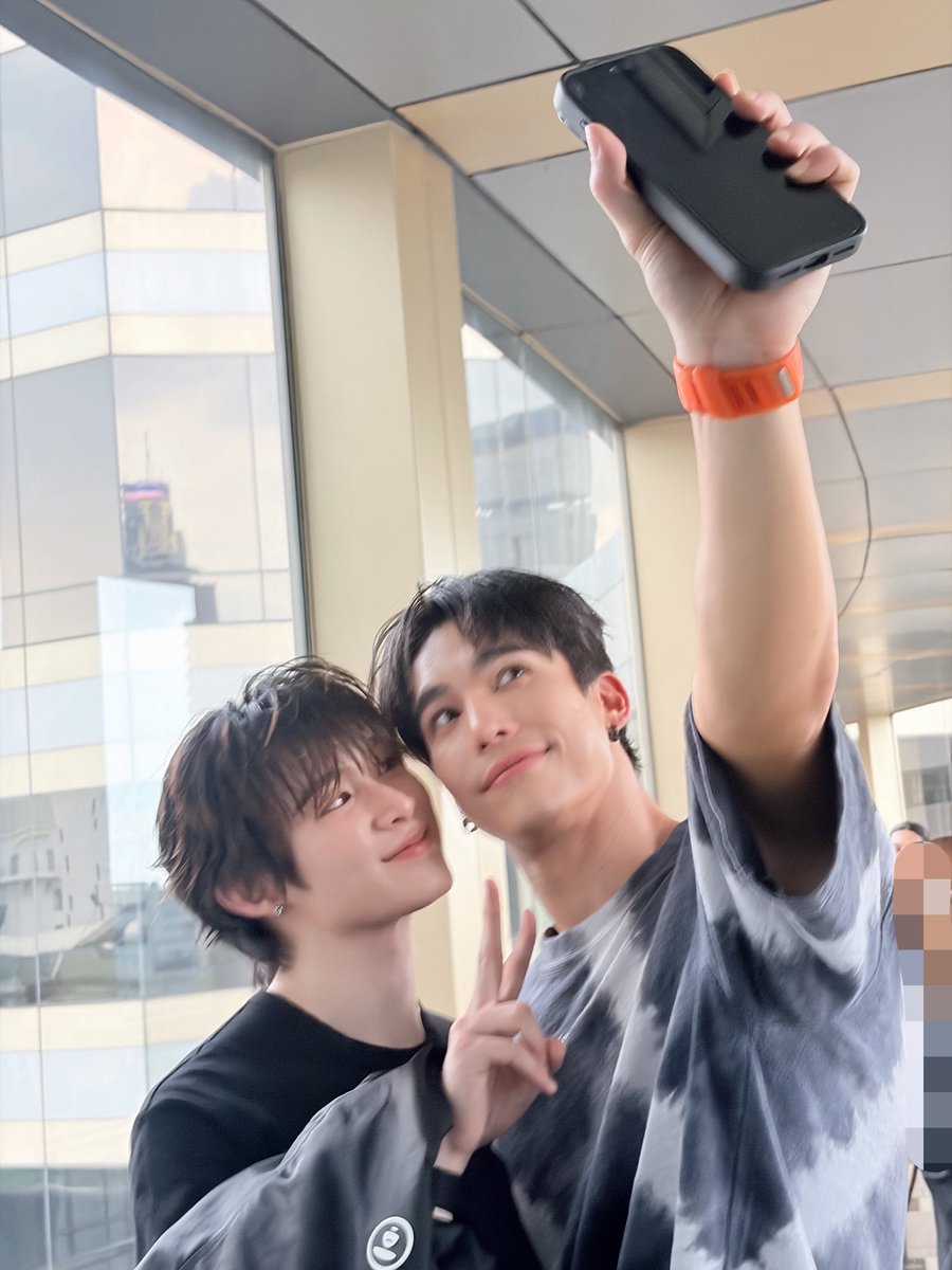 faipunys's tweet photo. ชอบถ่ายรูปแบบ Gen Z มาก ไม่รู้ว่ากดติดมั้ย แต่นี่ถ่ายรูปคู่มาให้ กลัวถ่ายเพดานอีก🤏🏻
#MaxNat https://t.co/HQ7LKDoGBZ
